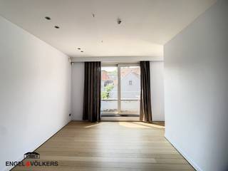 Duplex appartement met gunstige ligging nabij Gent-Zuid. Het appartement bevindt zich in een gebouw met slechts 4 andere entiteiten. Niet alleen het gebouw zelf, maar ook de straat is rustig doch zeer centraal. U komt binnen in een leefruimte die toegang geeft tot de zeer ruime keuken met eetruimte. De volledige beglazing langs de Zuid-Westelijke kant geeft een enorme lichtinval en langdurig genot van de zon op het ruime terras. U kijkt uit op een binnenkoer waar fietsen geplaatst kunnen worden.<br />Twee slaapkamers bevinden zich beneden. De andere is te vinden op de bovenste verdieping die tevens een tweede badkamer biedt en een extra ruimte met ruime bureau. Rustig vertoeven midden in het centrum!