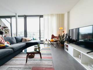 Een uitzicht om bij weg te dromen, een duplex om in thuis te komen!<br />Welkom aan het Oud-Sasplein in Willebroek! In deze kleinschalige residentie met slechts 4 appartementen wacht bovenaan een heerlijk plekje op jou. Dit energiezuinige, instapklare duplexappartement combineert ruimte en licht met 2 ruime terrassen.<br />Met de lift bereiken we de ruime inkomhal. Jas in de vestiairekast en door naar de woonkamer, waar de grote raampartijen het daglicht gul binnenlaten. Om het hoekje ontdek je de mooie keuken, voorzien van alle comfort. Maar wedden dat jouw blik eerst naar buiten dwaalt? Het zicht op het kanaal en de karaktervolle brug van Willebroek verveelt nooit. Koffie bij de hand, een plekje op het terras… meer moet dat soms niet zijn.<br />Achter de keuken vind je een praktische berging met plaats voor wasmachine en droogkast. Verder zijn er een gastentoilet en een ruime slaapkamer met aansluitende badkamer met inloopdouche.<br />Boven wachten nog 2 slaapkamers en een tweede badkamer met douche en toilet. Alle ruimte dus voor je gezin, gasten of een fijne thuiswerkplek.<br />De gemeenschappelijke kosten bedragen 75 euro per maand. Een fietsenplaats kan optioneel worden gehuurd.<br />Huurafspraken: eerste maand huur vooraf, 3 maanden huurwaarborg en kosten van de plaatsbeschrijving elk voor de helft voor huurder en verhuurder.<br />Beschikbaar vanaf 1 januari 2027.<br />Kom jij het uitzicht bewonderen? Contacteer M3 makelaars voor jouw bezoek!<br />