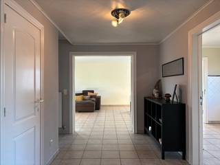 Appartement met 2 slaapkamers, ruim terras en afgesloten garagebox.Dit zeer ruim appartement is gelegen op de eerste verdieping van een kleinschalig...