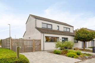 Zeer aangename 3-gevelwoning met 2 slaapkamers, centraal gelegen in een doodlopende straat, nabij het centrum van Wolvertem. Het gelijkvloers omvat een inkomhal, leefruimte die toegang geeft tot de aangelegde tuin, ingerichte keuken, berging en een badkamer met ligbad & douche. Op het eerste verdiep bevindt zich een nachthal en 2 slaapkamers. De woning beschikt ook over een zolder, garage en een Zuidoost gerichte tuin met terras. Vlotte verbinding Brussel-Antwerpen! Gunstig EPC en geen renovatieplicht door warmtepomp, zonnepanelen, ventilatie type D,... EPC:276 kWh/m2, UC: 3713518.