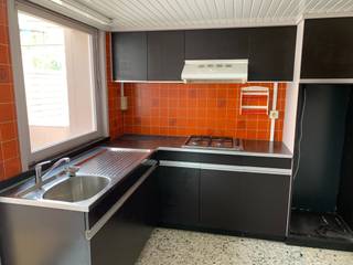 Grote woning met 4 slaapkamer en uitweg + garage.Deze  woning met individuele verwarming biedt een inkom, trap naar verdiep met 3 slaapkamers,...