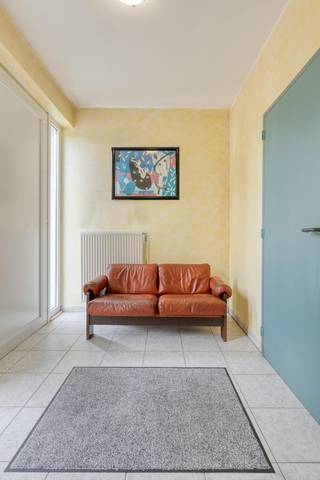 Cette ancienne maison de médecin avec une salle de pratique est située dans un quartier résidentiel populaire de Hoogstraten, sur un beau terrain offrant beaucoup d'intimité et de nombreuses options. La maison allie caractère, espace et fonctionnalité, idéale pour ceux qui souhaitent combiner vie et travail ou qui recherchent une maison familiale polyvalente.En entrant dans la maison, vous vous retrouverez dans un hall d'entrée spacieux qui donne accès à l'espace de vie lumineux. Le salon avec de grandes fenêtres bénéficie de beaucoup de lumière naturelle et offre une vue agréable sur le jardin. À côté se trouve la cuisine, qui était équipée de tous les appareils électroménagers. L'ancienne salle de pratique est située au rez-de-chaussée et peut parfaitement servir de bureau, de profession libérale, de chambre supplémentaire ou de salle de loisirs. Grâce à son aménagement pratique, la maison offre également la possibilité de vivre au rez-de-chaussée. Le premier étage comprend trois chambres complètes et une salle de bain spacieuse. Le grenier offre des possibilités de rangement supplémentaires. À l'extérieur, vous pourrez profiter d'un magnifique jardin avec beaucoup d'intimité, idéal pour vous détendre en toute quiétude. De plus, la maison dispose de suffisamment d'options de stationnement, dont un garage intérieur.Avantages :- Combinaison de vie et de travail- Emplacement au coin de la rue- Chambres spacieuses- EPC pratique (étiquette B)- Panneaux solairesPour plus d'informations ou pour prendre rendez-vous, veuillez contacter le responsable du dossier. (ré) Acheter ou (louer) dans le Noorderkempen ?Nous sommes heureux de pouvoir vous aider !Immobilier DewaeleRegistre des mesures: non