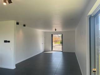 <p><span>Moderne energiezuinige woning in rustige, groene omgeving nabij centrum Borgloon</span><span><br /><br /></span><span>In een rustige en residentiële wijk, omgeven door groen en toch op korte afstand van het centrum, <br />bevindt zich deze recente, instapklare woning (bouwjaar 2020). <br /><br />Er is vloerverwarming voorzien en er zijn 18 zonnepanelen.<br /><br />Bij het betreden van de woning valt meteen de overvloedige natuurlijke lichtinval op, dankzij de <br />grote raampartijen die zorgen voor een aangename en open leefomgeving. De ruime leefruimte met <br />open keuken vormt het hart van de woning en biedt een ideale plek voor zowel dagelijks wonen als <br />het ontvangen van gasten. Aansluitend bevindt zich een praktische en ruime berging met aparte <br />ingang, hetgeen extra comfort biedt.<br /><br />Op de eerste verdieping beschikt de woning over drie volwaardige slaapkamers, aangevuld met een <br />aparte dressingruimte. De uitzonderlijk ruime badkamer straalt luxe uit en is uitgerust met een inloop-<br />douche, toilet en dubbele lavabo. <br /><br />Er is een regenwaterput van 5000 liter, aangesloten op toiletten en buitenkraan .<br /><br />Buiten geniet u van een volledig omheinde tuin met een ruime tuinberging, ideaal voor extra opslag of <br />hobbyruimte. De woning beschikt bovendien over een carport en voldoende parkeergelegenheid op <br />eigen terrein.<br /></span><span><br />Algemene informatie:</span><span><br />Huurprijs: 1350 euro/maand<br />Algemene onkosten: NVT<br />Vrij vanaf: onmiddellijk<br />EPC-waarde: 32 kWh/m² <br />Huisdieren: </span><span>enkel toegelaten mits voorafgaande schriftelijke toestemming van de verhuurder</span><span> </span><span><br /><br /></span></p>