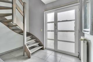 We vinden deze toffe gezinswoning met 3 slaapkamers terug in een doodlopende straat, die grenst aan mooie groen omgeving. Wonen in een groene...