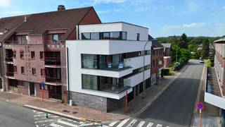 Te koop: Ruim energiezuinig appartement op centrale ligging in Maasmechelen<br /><br />Adres: Europaplein 4A2, 3630 Maasmechelen<br /><br />Dit moderne appartement is zeer centraal gelegen in de nabijheid van talloze winkels, horeca, scholen en natuurgebieden met een vlotte verbinding naar meerdere verbindingswegen. Het appartement werd in 2018 gebouwd, is gelegen op de tweede verdieping en beschikt over een bruto bewoonbare oppervlakte van 130 m².<br /><br />Indeling:<br /><br />Bij binnenkomst van het appartement komt u terecht in de hal met een apart toilet. Deze hal biedt aan de achterzijde toegang tot de master bedroom en een mooi ingerichte badkamer. De badkamer is voorzien van een inloopdouche, lavabo en toilet.<br /><br />Via de hal betreedt u daarna aan de rechterzijde van het appartement een tweede ruime slaapkamer.<br /><br />Vervolgens komt u binnen in de open keuken met daar aansluitend een berging. De keuken loopt direct over in de lichtrijke leefruimte, waar u via een schuifraam toegang heeft tot een terras. Hier geniet u van een mooi uitzicht.<br /><br />Op de gelijkvloerse verdieping bevindt zich een ruime garage met aansluitend een praktische berging. Deze bieden extra comfort en voldoende ruimte voor het stallen van een wagen en het opbergen van diverse materialen.<br /><br />Tot slot is dit appartement zeer energiezuinig met een EPC-label A en is het toegankelijk via een lift. Dankzij de centrale ligging, de ruime indeling en het energiezuinige karakter vormt dit appartement een ideale woonst voor wie op zoek is naar comfortabel wonen in Maasmechelen.<br /><br />Vraagprijs: € 279.000,00<br /><br />Wenst u dit appartement te bezichtigen of wilt u meer informatie?<br />Neem gerust contact met ons op!