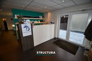 Ruime winkelruimte +/- 250 m² TE HUUR in Buggenhout nabij centrum. Goede zichtbaarheid. Momenteel ingericht als kapsalon. Verschillende mogelijkheden. GEEN horeca. Aparte tellers. Vrij vanaf 01/01/2027. Parkeermogelijkheden.