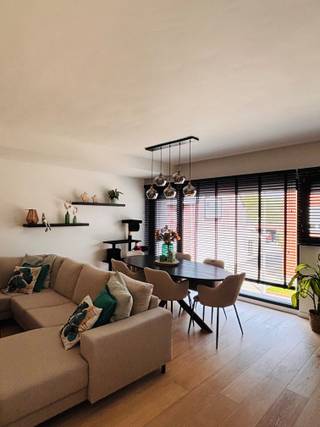 Dit lichtrijke en moderne appartement op de eerste verdieping werd in 2023 volledig gerenoveerd met oog voor energiezuinigheid en comfort. Dankzij de centrale ligging bevindt u zich op korte afstand van het gemeentecentrum, de E313, scholen en openbaar vervoer.<br /><br />De woning beschikt over een ruime leefruimte met open, volledig uitgeruste keuken. Deze is voorzien van een vaatwasser, combi-oven en een inductiekookplaat met geïntegreerd afzuigsysteem. Verder omvat het appartement drie volwaardige slaapkamers, een stijlvolle badkamer met ruime inloopdouche en dubbele lavabo, een apart toilet, een praktische was-/bergruimte en een extra bureaukamer.<br /><br />Extra troeven zijn de elektrische rolluiken achteraan en de op maat gemaakte lamellen vooraan. De vloerverwarming en het ventilatiesysteem in de volledige woning dragen bij aan een optimaal wooncomfort.<br /><br />De zonnige tuin van 120 m2 biedt een aangename buitenruimte waar u vrijwel de hele dag van de zon kunt genieten. Achteraan de tuin heeft u directe toegang tot een ruime garage van 22 m2, voorzien van aansluiting voor een elektrische laadpaal.<br /><br />Tot slot beschikt het appartement over een gunstig EPC-label B, is het asbestvrij en heeft het een bewoonbare oppervlakte van 115 m².<br />