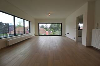 <strong>Instapklaar appartement</strong> te huur dichtbij het <strong>centrum van Roeselare</strong>.<br />Het is een <strong>ruim, lichtrijk met zonnig terras</strong>. <br />Indeling als volgt: Inkomhal geeft toegang tot de <strong>leefruimte en de keuken. </strong><br />De keuken is goed uitgerust met verschillende toestellen. <br /><br />Verder zijn er <strong>2 ruime slaapkamers</strong>, een <strong>badkamer met douche en apart toilet. </strong><br />In de huurprijs zit ook nog <strong>een bergruimte</strong> in de kelder inbegrepen.<br /><br />Zowel vooraan het appartement als achteraan is er een <strong>terras</strong>. <br />Het appartement is volledig geschilderd en voorzien van verlichting. <br />Het is perfect <strong>instapklaar vanaf 01/07/2026</strong><br /><br />Huurprijs is <strong>€ 775/per maand.</strong><br />Er is een gemeenschappelijke kost van € 35/per maand. <br /><br />Parkeren is mogelijk in de straat en het is ook goed bereikbaar met openbaar vervoer.<br /><br /><span>Graag meer info of een bezoek? Geef ons een seintje!</span><br /><br /> 