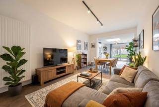 Gelegen vlakbij het Astridpark en op wandelafstand van het bruisende centrum van Kortrijk, geniet je hier van een perfecte combinatie van...