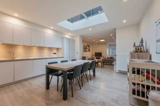 Deze volledig energetisch gerenoveerde woning combineert modern wooncomfort met een uitstekende ligging. Dankzij het uitstekende EPC-peil,...