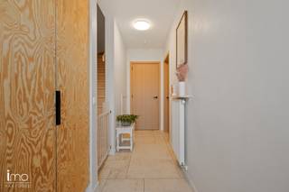 Deze moderne rijwoning uit 2021 is gelegen aan het einde van een doodlopende straat in een fijne woonwijk in Hombeek. De recente woning combineert hedendaags wooncomfort met energiezuinige technieken. Parkeren kan eenvoudig dankzij de ruime oprit en de vele parkeermogelijkheden in de straat. <br /><br />De woning beschikt over een inkomhal met gastentoilet en een ruime, lichtrijke leefruimte met open keuken. Dankzij de grote raampartijen geniet je hier van een mooi zicht op de zuidgerichte stadstuin en het terras. Een praktische extra troef is de toegang tot het perceel via de gedeelde binnentuin achteraan, ideaal voor het stallen van fietsen.<br /><br />Op de eerste verdieping bevinden zich drie volwaardige slaapkamers, een centrale badkamer, een toilet en een aparte wasplaats. De zolderverdieping werd volledig ingericht als woonruimte en doet momenteel dienst als ruime, lichtrijke master bedroom met apart toilet en extra bergzolder.<br /><br />Voor meer informatie of een bezoek kunt u ons steeds contacteren op het nummer 015/21.21.21 of via olivier.lievens@imovastgoed.be.<br />En als u zich afvraagt wat uw eigen woning waard is, neem dan gerust contact op voor een gratis waardebepaling.
