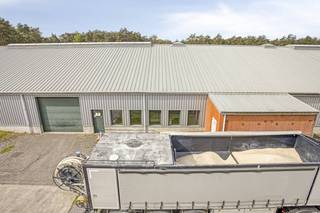 This well-located business building in Hechtel-Eksel (Zandstraat 11, 3940) combines a spacious warehouse with associated office space and thus offers a complete solution for various sectors such as logistics, wholesale, production or storage.<br /><br />SURFACES &amp; DIMENSIONS<br /><br />- Plot area: 754 m²<br />- Built-up area: 565 m²<br />- Commercial area: 754 m²<br />- Storage area: 565 m²<br />- Plot depth: 25.5 m<br />- Plot width/façade width: 29.74 m<br /><br />LOCATION &amp; ACCESSIBILITY<br /><br />Hechtel-Eksel is centrally located in North Limburg with excellent access via the N74 (North-South connection) and the N73 (east-west connection Maaseik—Leopoldsburg). Easy connections to the E313 towards Antwerp and the A2 towards Brussels-Hasselt. Also easily accessible from the Netherlands via Eindhoven—Lommel. The N74 entrance and exit complex near Hechtel makes this building particularly attractive for freight traffic and distribution.<br /><br />IDEAL FOR<br /><br />Logistics companies, wholesalers, contractors, production companies or storage and distribution players looking for a strategically located base in Limburg.<br /><br /><br />Register of measures: no