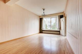 <p><span>Vlakbij de </span><span>Markgravewijk </span><span>vinden we in de Lange Lozanastraat te Antwerpen dit </span><span>appartement</span><span> te koop. </span><span>Het </span><span>centrum van Antwerpen </span><span>bevindt zich op slechts enkele minuten met de fiets of te voet. In no time bereik je </span><span>allerlei winkels</span><span>, horecagelegenheden, openbaar vervoer en scholen.</span><span> </span></p><p><span> </span></p><p><span>Het </span><span>appartement</span><span> is </span><span>ruim en lichtrijk </span><span>en heeft een bruikbare oppervlakte van zo'n </span><span>88m²</span><span> met </span><span>2 slaapkamers</span><span> en een </span><span>kelder</span><span>. </span></p><p><span> </span></p><p><span>Indeling</span></p><p><span>- inkomhal met ingemaakte kast</span></p><p><span>- apart toilet met handenwasser</span></p><p><span>- woonkamer en eetkamer</span></p><p><span>- gesloten keuken</span></p><p><span>- slaapkamer 1 (9m²)</span></p><p><span>- slaapkamer 2 (14m²)</span></p><p><span>- badkamer met ligbad en lavabo</span></p><p><span>- privatieve kelder</span></p><p><span> </span></p><p><span>Algemeen gebouw</span></p><p><span>- lift</span></p><p><span>- gemeenschappelijke verwarming op gas (2022)</span></p><p><span>- fietsenstalling</span></p><p><span>- maandelijkse provisie 135,59 euro + 49,67 euro (reservefonds)</span></p><p><span> </span></p><p><span>Troeven</span></p><p><span>- PVC dubbele beglazing (2022)</span></p><p><span>- gepantserde inkomdeur</span></p><p><span>- op te frissen; veel potentieel</span></p><p><span> </span></p><p><span>Ben jij geïnteresseerd in dit appartement te koop in Antwerpen, ben je op zoek naar ander vastgoed, een investering of wens je de waarde van jouw eigendom te kennen? Dan ben je bij BOLT immo aan het juiste adres! Wij helpen jou graag verder.</span><span> </span></p>