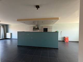 <p>Energiezuinig appartement gelegen op de eerste verdieping van deze kleinschalige residentie. <br />Het geniet van een rustige ligging doch vlotte verbinding naar invalswegen. <br /><br />Het appartement omvat een ruime leefruimte, open keuken, twee slaapkamers, badkamer met wastafel, ligbad met douchegedeelte en toilet, twee terrassen, grote kelderberging met aansluiting voor de wasmachine en een autostaanplaats vooraan het gebouw.<br /><br /><strong>Beschikbaar per 01/09/2026</strong><br />Provisie gemeenschappelijke kosten: €50/maand.<br /><br />Een bezoek kan uitsluitend worden aangevraagd via onze website: http://www.vastgoeddevos/te-huur, klik het pand aan en klik vervolgens op "Maak een afspraak".</p>