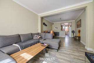 Voor meer info en foto’s, surf naar www.swevers.be – In het hart van Leopoldsburg, aan het Koningin Astridplein 20, bevindt zich dit interessante opbrengsteigendom met twee ruime, momenteel verhuurde appartementen. Het gebouw dateert oorspronkelijk uit 1918 en werd grotendeels gerenoveerd in 2018, waarbij belangrijke structurele werken zoals nieuwe ramen, een nieuw dak, … reeds werden uitgevoerd. Aparte meters voor gas en water ondersteunen de opdeling in twee wooneenheden. Het gelijkvloerse appartement beschikt over een inkomhal, een living en leefruimte van ca. 28,8 m², een keuken van ca. 8,4 m², badkamer, cv-ruimte, slaapkamer van ca. 12,1 m² en een afzonderlijke berging. Achteraan is er toegang tot een eigen koer. Het tweede appartement strekt zich uit over de eerste en tweede verdieping. Op de eerste verdieping bevinden zich een living, aparte keuken, badkamer, slaapkamer van ca. 15,2 m² en berging. De bovenste verdieping telt nog twee ruime slaapkamers van ca. 22,8 m² en 18 m². In totaal beschikt het gebouw over vijf slaapkamers. De centrale ligging is een belangrijke troef. Winkels, kinderopvang en ontspanning liggen op ca. 150 meter, openbaar vervoer op amper 145 meter en scholen op ca. 540 meter. Dankzij de twee verhuurde appartementen, praktische indeling en renovaties vormt dit pand een interessante opportuniteit voor investeerders. Voor meer informatie, bel 011 255 155.
