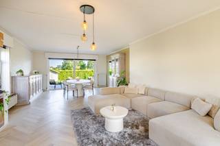 <p><span>Op zoek naar een ruime en comfortabele gezinswoning in een rustige omgeving? Deze vrijstaande woning, gebouwd in 1991, combineert een royale bewoonbare oppervlakte van maar liefst 234 m² met een mooi perceel van 658 m² en biedt volop ruimte, comfort en privacy.</span></p><p><span> </span></p><p><span>De volledig verbouwde benedenverdieping zorgt voor een moderne en aangename woonbeleving. Via de ruime inkomhal, voorzien van een apart toilet, komt u in de lichtrijke leefruimte. Dankzij het mooie zicht op de tuin geniet u hier van een aangename connectie met de buitenomgeving.</span></p><p><span> </span></p><p><span>De nieuw geïnstalleerde keuken vormt een moderne en praktische aanvulling op de leefruimte en beschikt over voldoende werk- en opbergruimte. Aansluitend is er een handige aparte berging/wasplaats. De woning beschikt bovendien over een garage, wat zorgt voor extra comfort en praktische bergruimte.</span></p><p><span> </span></p><p><span>Een absolute troef is de prachtig aangelegde tuin rondom de woning. Hier geniet u in alle rust van het buitenleven, terwijl het overdekte terras de ideale plek vormt om gezellig te tafelen of te ontspannen, ongeacht het weer.</span></p><p><span> </span></p><p><span>Op de eerste verdieping bevinden zich drie bijzonder ruime slaapkamers, waardoor deze woning ideaal is voor een gezin of voor wie nood heeft aan extra ruimte. De volledig ingerichte badkamer beschikt over een ligbad, aparte douche, lavabomeubel en toilet.</span></p><p><span> </span></p><p><span>Dankzij de combinatie van de ruime woonoppervlakte, de grondige vernieuwing van de benedenverdieping, de drie ruime slaapkamers, garage en de mooie tuin rondom de woning, is dit een bijzonder interessante gezinswoning voor wie comfortabel en rustig wil wonen.</span></p><p><span> </span></p><p><span>Voor meer informatie of een bezoek contacteert u Timothy van Immo Zone op 0474/ 41. 28. 40.</span></p><p><span> </span></p>