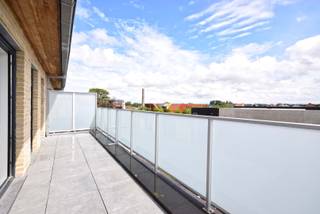 STATIESTRAAT 133/2.03 - 8810 LICHTERVELDE<br /><br />Op zoek naar een stijlvol en energiezuinig appartement op een centrale ligging? Dit prachtige duplexappartement, gelegen in een recente nieuwbouw in het centrum van Lichtervelde, combineert hedendaags wooncomfort met een uitstekende bereikbaarheid. Dankzij de nabijheid van het station, winkels en andere voorzieningen geniet u hier van een uiterst praktische woonomgeving.<br />Het appartement bevindt zich op de tweede en derde verdieping en omvat een inkomhal, een ruime berging, een gastentoilet en een lichtrijke woonkamer met een praktische open keukenhoek. Aansluitend aan de leefruimte bevindt zich een ruim terras met een aangenaam open uitzicht, waar het heerlijk vertoeven is.<br />Op de duplexverdieping bevinden zich twee volwaardige slaapkamers en een moderne badkamer uitgerust met een dubbel lavabomeubel, een toilet en een comfortabele inloopdouche.<br /><br />Syndickosten: € 50,00/ maand<br /><br />Mogelijkheid tot bijhuren garage: € 60,00/maand