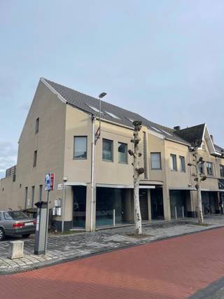 Handelspand te huur in MaasmechelenOp een centrale ligging langs de Kruindersweg 67 te Maasmechelen bevindt zich dit ruim handelspand van ca. 300 m²...