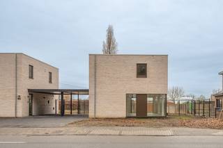 Centraal gelegen, open bebouwing met moderne look en feel op ideaal perceel (646 m²) in Beernem. Vlakbij het centrum en zeer vlotte verbinding...