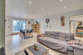 Voor meer info of een bezoek, bel 053 59 49 33 - In het centrum van Geraardsbergen vinden we dit volledig gerenoveerd appartement terug...