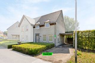 In het rustige en charmante Bellegem vind je deze instapklare en goed onderhouden gezinswoning, gebouwd in 2011. De woning combineert hedendaags comfort met een doordachte indeling, ideaal voor wie op zoek is naar een aangename en praktische thuis.<br /><br />Binnenin word je verwelkomd in een lichtrijke leefruimte die naadloos overgaat in een volledig uitgeruste open keuken – perfect voor gezellige avonden met het gezin of met vrienden. Met drie volwaardige slaapkamers, een badkamer met alle voorzieningen, en twee aparte toiletten biedt deze woning ruimte en comfort voor elke levensfase.<br /><br />De verzorgde tuin met zonneterras en groene graszone vormt een fijne buitenplek om te ontspannen of om kinderen zorgeloos te laten spelen. Aan de voorzijde van de woning is een carport voorzien voor vlotte en overdekte parkeergelegenheid.<br /><br />Een woning waar je je meteen thuis voelt, op een rustige en gegeerde locatie in Bellegem.<br /><br />