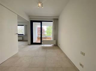 WILRIJK - Rucaplein 585: Mooi gerenoveerd appartement (ca 60m²) op topligging, met 1 slaapkamer en terras. BESCHRIJVING: Instapklaar, gerenoveerd...