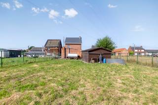 <p>Gelegen in een groene en open omgeving, vinden we deze charmante open bebouwing.</p><p> </p><p>Vooraan is een ruime, verwelkomende oprit. De inkomhal geeft toegang tot de ruime woonkamer met aansluitende de eetruimte en vernieuwde keuken. Achteraan is een ruime bergplaats en veranda aanwezig. Op de eerste verdieping geeft de nachthal toegang tot 3 kamers en een badkamer. De ruime zolder geeft de mogelijkheid tot het creëren van extra kamers. Bovendien is er nog een kelderberging aanwezig, alsook een ruime garage. Met het wijds uitzicht vanuit de tuin komt u helemaal tot rust!</p><p> </p><p>Op deze woning rust een renovatieverplichting. De koper wordt erop gewezen dat het goed binnen zes jaar vanaf de authentieke akte het minimale energieprestatieniveau label D moet halen.</p><p>Stedenbouwkundige info: Vg - WgLk -Gmo- GvKr - Gvv</p>