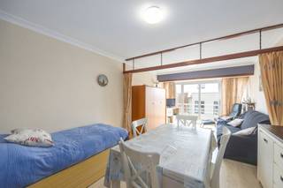 <div>
<div>
<section>
<div>
<div>
<div>
<div>
<div>
<div>
<p><strong>Residentie SUN VALLEY</strong> – Op wandelafstand van het centrum en het strand bevindt zich deze ruime, gemeubelde studio van ca. 38 m² op de 3de verdieping. De studio bestaat uit een inkomhal met ingebouwde bergkasten, een lichtrijke woonkamer met balkon, eethoek en dubbel opklapbed, een aparte keuken en een badkamer met douche en toilet. De studio beschikt over dubbele beglazing en een rolluik. Zeer rustig gelegen op slechts 150 meter van de zeedijk, openbaar vervoer en winkels. De residentie is voorzien van een lift en een fietsenlokaal. Centrale verwarming op stookolie. Bovendien werd de achtergevel onlangs gerenoveerd en zijn zowel het hoofddak als de achtergevel geïsoleerd. Ideaal als tweede verblijf aan zee of als interessante investering.</p>
</div>
</div>
</div>
</div>
<div></div>
<div>
<div></div>
</div>
</div>
</div>
</section>
</div>
</div>
<div></div>