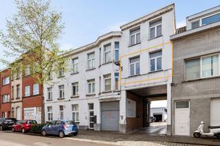 Dit centraal gelegen, instapklaar appartement bevindt zich in het centrum van Merksem. Vanzelfsprekend zijn alle noodzakelijke voorzieningen zoals winkels, scholen, openbaar vervoer en de oprit van de snelweg, vlot bereikbaar. Dankzij de centrale ligging biedt het appartement een prima verbinding met de stad Antwerpen. U komt het appartement op de eerste verdieping binnen via een aparte inkomhal, die meteen toegang geeft tot de eerste slaapkamer. Via een trapje en trendy glazen deur bereikt u de lichte woonkamer met open keuken met ontbijthoek. Verder bestaat het appartement nog uit een tweede, ruime slaapkamer en een recentelijk vernieuwde badkamer met inloopdouche, hangtoilet en wastafel met meubel. Achteraan het appartementsblok bevindt zich een parking, waar u beschikking heeft over een autostaanplaats. Deze is niet in de vraagprijs inbegrepen en dient verplicht te worden aangekocht voor €15.000. Gem. kosten: €168,30/maand (inclusief syndicus, blokpolis, waterverbruik, ELE gemene delen, poetsfirma). Er is geen lift aanwezig in het gebouw. 