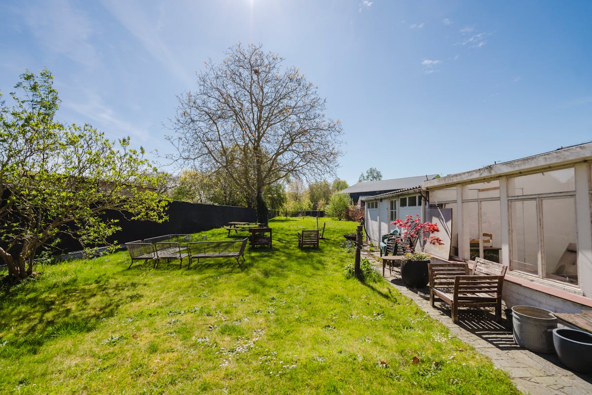 Ready to move in house with 1,200m² plot in Heule. - photo 2