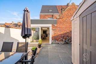 Maison mitoyenne idéalement située, avec 4 chambres, un jardin urbain et un EPC D !Vous recherchez une maison spacieuse de 4 chambres dans un emplacement central, avec toutes les commodités à portée de main ?Alors cette charmante maison mitoyenne avec jardin urbain et classe énergétique D mérite certainement une visite.La maison offre un espace étonnamment vaste, réparti sur plusieurs étages, et dispose en outre de deux salles de bains ainsi que d’un grand grenier offrant de nombreuses possibilités.Agencement : hall d’entrée, double pièce à vivre, salle à manger, cuisine, salle de bains avec double lavabo, baignoire et WC, et un agréable jardin urbain.Au premier étage se trouvent deux chambres et des toilettes séparées. Le deuxième étage comprend deux autres chambres et une deuxième salle de bains. Il y a également un grenier spacieux qui peut être aménagé en pièce supplémentaire ou servir d’espace de rangement pratique.À qui cette propriété s’adresse-t-elle ?♦ Aux familles à la recherche d’une maison spacieuse avec 4 chambres.♦ Aux acheteurs qui souhaitent vivre en centre-ville, à proximité des commodités.♦ Ceux qui recherchent davantage d’espace et de possibilités grâce au grand grenier.♦ Ceux qui aiment profiter d’un jardin privé en ville.Une maison de ville spacieuse offrant de nombreuses possibilités et un agencement pratique !Visite sur rendez-vous avec Immo Beguin, votre expert immobilier depuis 2009.