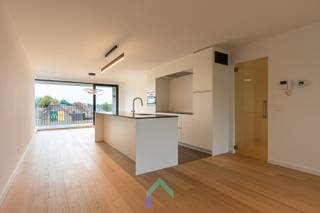 Algemeen<br />Dit aangename en lichtrijke appartement beschikt over een ruime leefruimte die het hart van het appartement vormt. De woning werd gebouwd in 2021 en combineert hedendaags wooncomfort met een praktische indeling. Een absolute meerwaarde zijn de twee terrassen, waarvan één terras uitkijkt op de gezellige binnentuin van de residentie. <br /><br />Indeling<br />Je komt binnen via de inkomhal, van waaruit de gang toegang geeft tot de verschillende ruimtes van het appartement. Centraal in de woning bevindt zich de ruime leefruimte, die dankzij de aangename oppervlakte het echte hart van het appartement vormt. De leefruimte biedt bovendien toegang tot de terrassen en zorgt zo voor een aangename verbinding tussen binnen en buiten.<br /><br />Het appartement beschikt over twee slaapkamers. Daarnaast is er een badkamer voorzien met inloopdouche en beschikt het appartement over een praktische berging.<br /><br />Een absolute troef zijn de twee terrassen. Eén van deze terrassen biedt een aangenaam zicht op de gezellige en verzorgde binnentuin van de residentie. De ideale plek om in alle rust te genieten van de buitenruimte.<br /><br />Varia<br />Het appartement werd gebouwd in 2021 en is dan ook voorzien van hedendaags comfort. Een ruime autostaanplaats en een aparte berging in de kelder zijn bijkomend aan te kopen.<br /><br />Dankzij de ruime leefruimte, twee slaapkamers, twee terrassen en het recente bouwjaar is dit appartement een uitstekende keuze voor wie op zoek is naar een comfortabel en instapklaar appartement.<br /><br />Troeven<br />* Ruime leefruimte<br />* Terras met zicht op de gezellige binnentuin van de residentie<br />* Nieuwbouwappartement van 2021<br /><br />Interesse in dit gezellige appartement? Contacteer Loucka vandaag nog voor meer informatie of een bezoek.<br />📞 0469 44 27 57
<br />📧 Loucka@gentill.be