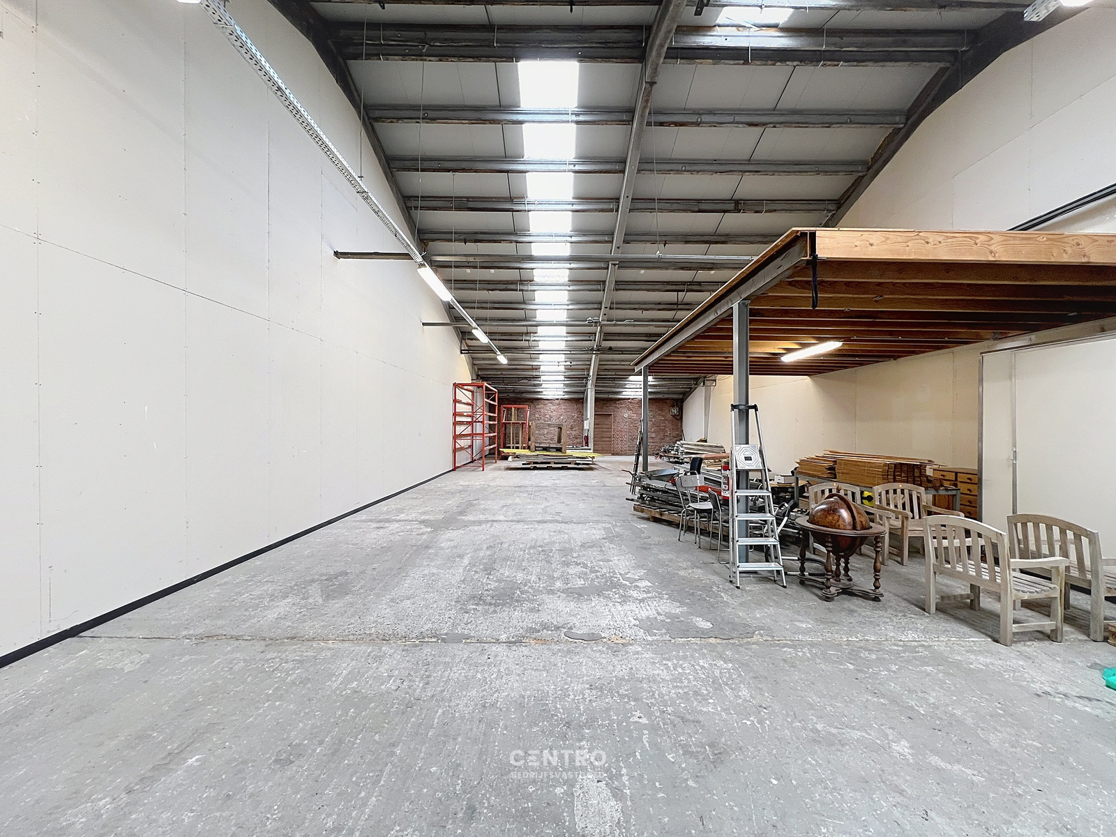 Magazijn van 315m² met mezzanine vlak bij de RING van Poperinge ! - foto 5