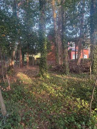 <p>Bouwgrond in Schotenhof van 1.213,94 m²</p><p>Gelegen in het groene Schotenhof ligt een van de laatste bouwgronden van 1.213 m². Een opportuniteit voor wie op zoek is om zijn droomwoning te realiseren in een groene locatie op een perceel van 20m breed en 60m diep.</p><p>De groene en rustige omgeving zijn kenmerkend voor deze buurt en dat terwijl u tegelijkertijd beschikt over een uitstekende bereikbaarheid. Scholen, winkels, openbaar vervoer en diverse sport- en ontspanningsmogelijkheden in de directe omgeving.</p><p>Deze bouwgrond beschikt over een ruim oppervlak om uw nieuwbouw woning te realiseren. De ligging in één van de meest gegeerde villawijken van Schoten.</p><p>Het perceel is gelegen in het BPA Schotenhof. De stedenbouwkundige voorschriften van het BPA<br />zijn van toepassing.</p><p>- Bestemming: eengezinswoning<br />- Half open bebouwing</p><p>Inplanting:<br />- Voorgevel: Op de voorgevelbouwlijn zoals aangeduid op het plan<br />- Achtergevel: Op min. 9m achter de voorgevelbouwlijn en binnen de bouwzone<br />- Zijgevels: Eén zijgevel op de perceelsgrens en één zijgevel op min. 3 van de<br />perceelsgrens.</p><p>Bebouwbare oppervlakte bedraagt max. 250m² met inbegrip van de bijgebouwen.</p><p>Wenst u meer informatie over de bouwvoorschriften neem dan contact op met</p><p>*GEEN IMO*</p>