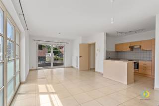 Cet appartement deux chambres avec terrasse se situe au premier étage d’un petit immeuble sans ascenseur.L’appartement se compose d’un séjour...