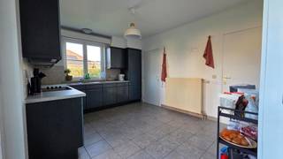 In een rustige wijk vlakbij het centrum van De Pinte vinden we deze leuke woning terug. De indeling is als volgt: bij binnenkomst hebben we een...