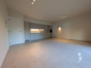 <p><span>Appartement avec un emplacement calme dans un quartier peu fréquenté, près du centre d'Aarschot.</span></p><p><span>Cet appartement prêt à emménager a été entièrement et complètement rénové en 2026, offrant un confort contemporain et tourné vers l'avenir.</span></p><p><span>L'appartement est situé au rez-de-chaussée et dispose d'un salon spacieux avec une belle terrasse, accessible par une grande porte coulissante. La nouvelle cuisine ouverte offre beaucoup d'espace de rangement et est équipée d'un four, d'une plaque de cuisson, d'un réfrigérateur, d'un congélateur et d'un évier.</span></p><p><span>La salle de bain moderne est dotée d'un lavabo avec meuble, d'une douche à l'italienne et d'un branchement pour un lave-linge. De plus, il y a des toilettes séparées dans le couloir.</span></p><p><span>De plus, l'appartement comprend une chambre confortable et un espace bureau pratique d'environ 5 m². Le stationnement est facile juste devant la porte.</span></p><p><span>Pratique :</span></p><ul><li><span>Disponibilité :</span><span> Disponible immédiatement</span></li><li><span>Coûts communs :</span><span> 50 euros par mois (entretien des parties communes)</span></li><li><span>Performance énergétique :</span><span> EPC très favorable grâce à l'utilisation de techniques modernes et d'une pompe à chaleur</span></li><li><span>Extras :</span><span> Comprend un local de rangement privé et suffisamment d'espace pour garer 2 vélos</span></li></ul><p><span>Souhaitez-vous devenir le premier résident de cet appartement spacieux ? Demandez votre visite rapidement via notre site Web !</span></p>