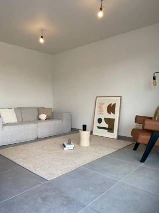 Kom vrijblijvend langs en neem een kijkje in deze residentie!
Mooi en lichtrijk appartement op de eerste verdieping van deze kleine nieuwbouwresidentie in centrum Kluizen. Dit nieuwbouw appartement ligt onder de kerktoren van het rustige Kluizen en bestaat uit inkom met toilet, living, open en volledig ingerichte keuken en voorzien van alle toestellen, nachthal, 2 ruime slaapkamers, badkamer en wasplaats/berging. Het appartement wordt hoogwaardig afgewerkt met duurzame materialen. Door alle nieuwste technieken en isolatie in combinatie met vloerverwarming, standaard met warmtepompinstallatie en ventilatie  is de energiezuinigheid gegarandeerd (zeer laag verbruik). Bovendien beschikt dit appartement over een aangenaam zonneterras. 
Het gebouw beschikt eveneens over een gemeenschappelijke fietsenstalling. 
Lift aanwezig in het gebouw.
Mogelijkheid tot bijkopen van een garagebox of staanplaats achteraan het gebouw.
Bakker, slager, apotheker, restaurant,... op wandelafstand en gelegen vlakbij een bushalte.
 MOGELIJKHEID TOT AANKOOP ONDER STELSEL 6% BTW VOOR EIGEN BEWONING.
Bel ons voor een afspraak op 0495/93.38.35.