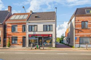 <p><span>Dit ruime en lichtrijke duplexappartement van ca. 104 m² beschikt over een aangenaam terras van ca. 27 m² en is gelegen langs de Gistelse Steenweg in Sint-Andries, op een uiterst centrale locatie nabij Brugge. Openbaar vervoer, het station van Brugge, scholen, winkels en tal van andere voorzieningen bevinden zich op korte afstand, wat zorgt voor een vlotte bereikbaarheid.</span></p>
<p><span>Het appartement is toegankelijk via een afzonderlijke trap aan de zijkant van het gebouw. Via het ruime terras bereik je de inkomhal van het duplexappartement. Aansluitend kom je in de lichtrijke, open leefruimte met een gezellige zit- en eetplaats. De mooie parketvloer zorgt voor een warme en stijlvolle uitstraling. Vanuit de woonkamer heb je rechtstreeks toegang tot het terras, waar je heerlijk kunt genieten van het buitenleven.</span></p>
<p><span>Op het gelijkvloers bevindt zich verder een eerste slaapkamer, een praktische berging met aansluiting voor de wasmachine en een ruime badkamer. Deze is uitgerust met een dubbele wastafel, een douche, een ligbad en een toilet.</span></p>
<p><span>De bovenverdieping omvat nog twee volwaardige slaapkamers en een afzonderlijk toilet.</span></p>
<p><span>Een absolute meerwaarde is de afzonderlijke, ruime garage/loods van ca. 40 m², die inbegrepen is in de verkoop. Deze beschikt over een elektrische poort en is voorzien van water en elektriciteit, wat tal van mogelijkheden biedt.</span></p>
<p><span>Interessante investeringsopportuniteit! Zowel het appartement als de garage/loods worden momenteel verhuurd. Dit maakt het geheel bijzonder interessant voor wie op zoek is naar een investeringseigendom met bestaande huurinkomsten.</span></p>
<p><span>Interesse in dit ruime duplexappartement met terras en garage/loods?</span></p>
<p><span>Contacteer Beau via beau@waeyler.be of op 0470 54 16 27.</span></p>