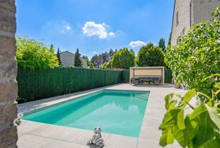 <p><span>Instapklare villa met verwarmd zwembad op landelijke toplocatie in Leut (Maasmechelen)</span></p><p><span>In een rustige en groene woonomgeving, op een uitzonderlijke locatie in Leut (Maasmechelen), bevindt zich deze ruime en uitstekend onderhouden villa met verwarmd buitenzwembad, dubbele garage en volledig onderkelderde woonoppervlakte. De woning combineert comfortabel wonen, energiezuinigheid en hoogwaardige afwerking met een uitstekende bereikbaarheid.</span></p><p><span>Gelegen aan de Botsebergweg het verlengde van de Sint-Pietersstraat geniet u hier van een landelijke omgeving vlak bij natuurgebied </span><span>Maasbeemder Greend</span><span>, onderdeel van het Rivierpark Maasvallei. Bovendien bereikt u de autosnelweg richting België en Nederland in slechts enkele minuten. </span></p><p><span>Het perceel is volledig omheind en straalt vanaf de straatzijde klasse en privacy uit dankzij een verzorgd gemetseld muurtje met pilasters en gegalvaniseerd hekwerk.</span></p><h3><span>Kwaliteitsvolle en energiezuinige villa (bouwjaar 2000)</span></h3><p><span>Deze instapklare villa werd degelijk gebouwd met duurzame materialen en aandacht voor wooncomfort:</span></p><ul><li><span>Dubbele spouwmuren met isolerende opbouw </span></li><li><span>Geïsoleerd dak met Iso-bouwpanelen </span></li><li><span>Tussenvloeren in welfsels </span></li><li><span>PVC-ramen met dubbel glas en sierlijke kruisverdeling </span></li><li><span>Aluminium voordeur </span></li><li><span>Arduinen plinten en dorpels, marmeren vensterbanken </span></li><li><span>Draadloos buitenalarm </span></li><li><span>Vloerverwarming op het gelijkvloers, aangevuld met radiatoren </span></li><li><span>Hoogwaardige Brunner houthaard gekoppeld aan warmtewisselaar voor uiterst efficiënt energieverbruik </span></li><li><span>Zonneboiler met zonnecollectoren </span></li><li><span>32 zonnepanelen (5.920 Wp) met groenstroomcertificaten tot 2032 (210 euro /1000kw) </span></li></ul><p><span>De centrale verwarming werkt uiterst zuinig dankzij een combinatie van zonne-energie, hout en stookolie. In de badkamer, de keuken, en 3 slaapkamers werd bovendien een warm-koud aircosysteem voorzien.</span></p><h3><span>Ruimte en licht centraal</span></h3><p><span>Met een indrukwekkende woonkamer van circa </span><span>72 m²</span><span> en ramen op drie gevels geniet u overal van een uitzonderlijke lichtinval. De leefruimte sluit naadloos aan op de veranda en de tuin.</span></p><p><span>De volledig ingerichte leefkeuken (vernieuwd ±13 jaar geleden) beschikt over kwalitatieve toestellen waaronder een recente koelkast en vaatwasser (±3 jaar).</span></p><p><span>Daarnaast omvat het gelijkvloers:</span></p><ul><li><span>representatieve inkomhal </span></li><li><span>afzonderlijk toilet </span></li><li><span>bureelruimte voorzien van inbouwkasten </span></li><li><span>douchekamer met toilet </span></li><li><span>praktische wasplaats </span></li><li><span>ruime veranda met zicht op tuin en zwembad </span></li></ul><h3><span>Verdieping met 4 slaapkamers en extra leefruimte</span></h3><p><span>Op de eerste verdieping bevinden zich:</span></p><ul><li><span>ruime master bedroom met eigen badkamer (bubbelbad, dubbele spoelbak en toilet) en dressing </span></li><li><span>drie bijkomende volwaardige slaapkamers voorzien van inbouwkasten </span></li><li><span>tweede volledig ingerichte badkamer met inloopdouche, dubbele lavabo en toilet </span></li></ul><p><span>Extra troef is de volledig ingerichte zolderverdieping, ideaal als hobbyruimte, mancave, speelkamer of extra ontspanningsruimte.</span></p><h3><span>Volledig onderkelderd</span></h3><p><span>De woning beschikt over een volledige kelderverdieping onder de volledige oppervlakte van het huis (ca. 177 m²), met technische ruimtes en uitgebreide bergmogelijkheden.</span></p><h3><span>Buitenleven op zijn best</span></h3><p><span>De fraai aangelegde tuin biedt rust, privacy en een natuurlijke sfeer met diverse fruit- en sierbomen waaronder notelaar, perenboom, kastanjeboom, kerselaar, appelboom en verschillende pruimenbomen.</span></p><p><span>Absolute blikvanger is het verwarmde buitenzwembad (</span><span>8 x 4 m</span><span>) in hoogwaardige </span><span>ICF-constructie (Insulated Concrete Forms)</span><span>: een duurzame, uitstekend geïsoleerde zwembadbouw die warmteverlies beperkt, energiekosten verlaagt en het zwemseizoen verlengt. Het zwembad is uitgerust met een liner, zandfilterinstallatie en warmtepomp.</span></p><h3><span>Garagegebouw</span></h3><p><span>Losstaand verwarmd garagegebouw met:</span></p><ul><li><span>dubbele garage </span></li><li><span>technische ruimte voor zwembadinstallatie </span></li><li><span>extra berging </span></li></ul><p><span>Troeven op een rij:</span><span><br />Landelijke ligging nabij natuurgebied<br />Instapklaar en uitstekend onderhouden<br />4 slaapkamers + ingerichte zolder<br />Volledig onderkelderd<br />Verwarmd zwembad<br />32 zonnepanelen + zonneboiler<br />Energiezuinige technieken<br />Dubbele verwarmde garage<br />Veel maatkasten en bergruimte</span></p><p><span>Droomt u van wonen in een groene en rustige omgeving? Dan is dit uw kans</span><span>. <br />Ontdek deze prachtige woning die comfort, ruimte en een rustige ligging perfect combineert. Klaar om uw nieuwe thuis te worden.</span></p><h2><span>Interesse? Contacteer </span><span>Carolien</span><span> via </span><span>carolien@jemar.be</span><span> of </span><span>0484 35 70 67</span><span> voor meer informatie of een bezichtiging.</span></h2><h2><span> </span></h2><h2><span> </span></h2><p><span> </span></p>