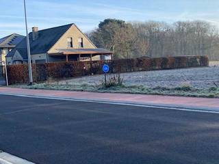 Mooie woning uit 2005 op perceel van 8a59ca met EPC B (170 kWh). <br /><br />De woning heeft een ruime oprit waar 3 auto's kunnen staan en heeft een vernieuwde carport (2021) waar 1 auto (met aanhangwagen) kan staan. De carport is afgesloten met een poort die volledig open kan zodat je grote toegang hebt naar de tuin. <br /><br />In 2022 zijn er op de carport 7 zonnepanelen geplaatst die elk 455 Wp opbrengen. Deze zijn verbonden met een thuisbatterij (BYD HVS 5,12 kWh) die in de garage staat. Via een app op je gsm kan je volgen wat de opbrengst is van je zonnepanelen. <br /><br />Er is een regenwaterput van 5000 l die verbonden is met de toiletten en met een kraan buiten op het terras. <br /><br />Het verwarmen van de woning gebeurt met gas. Dit met een ketel van het merk 'Atag' die in 2019 is vernieuwd. Ook kan je gebruik maken van een airco (geplaatst in 2021) die zowel kan warmen als koelen. <br /><br />In 2022 zijn er overal nieuwe aluminium ramen + nieuwe sectionale garagepoort geplaatst. Al deze ramen zijn voorzien van rolluiken die je handmatig kan bedienen. Het grote schuifraam heeft een screen die je elektrisch bedient. Alle ramen kan je volledig openen of op kiep zetten. Er zijn muggenziften aanwezig die je al of niet kan plaatsen. Door de vele ramen is er veel lichtinval.<br /><br />Via de voordeur kom je in de gang waar er een toilet is en een vaste houten trap naar de bovenverdieping. Via de gang kom je ook in de grote open leefruimte met ruime salon en ruime eetplaats. Deze staan allen in verbinding met de open keuken. Via de keuken is er toegang naar de ruime garage / berging. Langs het schuifraam heb je direct toegang tot het grote terras met volledig omheinde tuin. In het tuinhuis is licht en elektriciteit aanwezig.<br /><br />Op de bovenverdieping zijn er 3 slaapkamers en 1 badkamer. Zowel de gang als de slaapkamers hebben in 2024 een nieuwe vloer, deuren en kleurtje gekregen. De ruime badkamer is in 2025 volledig vernieuwd en is voorzien van een bad en een inloopdouche. <br /><br />Alle documenten zijn aanwezig.<br /><br /><br />0488/425996