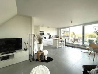 TWEEDE VERDIEPINGInkomhal 5 m² op tegel met gastentoilet en handenwasser. Lichtrijke leefruimte 46 m² op tegel met schuifraam naar terras.Open keuken...