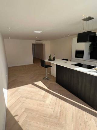 Ontdek deze charmante instapklare woning met 3 slaapkamers, gelegen op Stoopkensstraat 7 in Hoegaarden. De woning geniet van een uitstekende EPC-score A, wat duidt op een goede energiezuinigheid.<br /><br />Binnenin valt meteen de smaakvolle afwerking op. De hal wordt gesierd door een prachtige mozaïekvloer die een uniek karakter verleent. De trap, met zijn authentieke houten leuning, leidt naar de bovenverdiepingen. De badkamer is een ware wellnessruimte, uitgerust met een luxueus bad en een ruime inloopdouche, afgewerkt met marmerlook tegels en stijlvolle gouden accenten. De houten vloeren zorgen voor een warme en gezellige sfeer.<br /><br />De buitenkant van de woning, opgetrokken in een mix van rode en gele bakstenen, geeft het huis een tijdloze uitstraling. De grote ramen zorgen voor veel natuurlijk lichtinval in de leefruimtes. Dit is een instapklare woning waar u direct van kunt genieten.