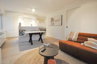 Appartement d'angle entièrement rénové, situé à quelques pas de la mer et du centre commercial. Composition : hall d'entrée avec vestiaire et toilettes. Buanderie équipée pour l'installation d'une machine à laver et d'un sèche-linge. Espace de vie lumineux avec une cuisine ouverte entièrement équipée avec îlot, adjacente au coin repas et au salon. Chambre principale avec placards intégrés. Deuxième chambre équipée d'un lit superposé encastré. Salle de douche. Local à vélos commun.