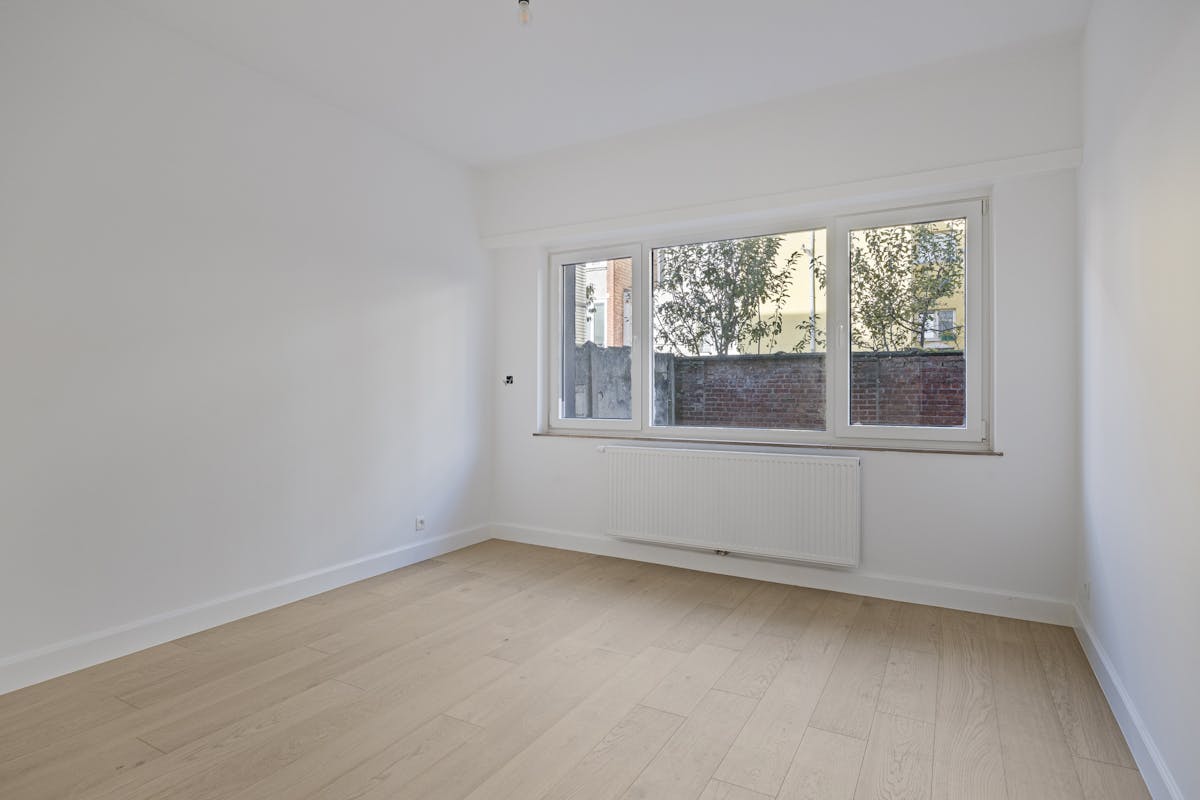 Gerenoveerd gelijkvloers appartement met twee slaapkamers - foto 4