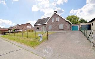 Deze ruime (net geen 200m²) opgefriste woning verwelkomt u met een inkomhal, een ruime en lichtrijke leefruimte, een afzonderlijke keuken, een badkamer, een apart toilet en een slaapkamer op het gelijkvloers. <br />Op de verdieping bevinden zich nog drie volwaardige slaapkamers.<br /><br />Verder beschikt de woning over een handige wasplaats, een riante kelder en een inpandige garage. <br />De praktisch te onderhouden tuin vormt een aangename buitenruimte, en is bijkomend voorzien van een tuinberging. <br /><br />Met enkele gerichte energetische aanpassingen kunt u deze woning omvormen tot de ideale gezinswoning.