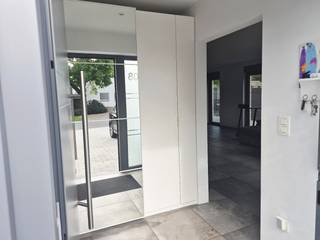 **EXCLUSIEF & INSTAPKLAAR | ±385 M² | 5 SLAAPKAMERS | E-PEIL 9 | GEOTHERMIE**
**Vraagprijs: €649.000**
In het centrum van Maasmechelen bevindt zich deze uitzonderlijk ruime, luxueus afgewerkte en uiterst energiezuinige woning. De bouw startte in 2019 en de woning werd in 2022 volledig afgewerkt en in gebruik genomen. Ook het EPC dateert van 2022.
Met **±385 m² totale bruikbare oppervlakte incl. kelder**, 5 slaapkamers en een hoogwaardige afwerking biedt deze woning een combinatie van ruimte, comfort en energiezuinigheid die moeilijk te vinden is.
**UITZONDERLIJKE TROEVEN**
• E-peil 9
• Geothermische water-water warmtepomp met diepe boringen
• 25 zonnepanelen
• Vloerverwarming op 3 niveaus met afzonderlijke thermostaten
• Ventilatiesysteem D
• Driedubbele beglazing
• Elektrische rolluiken
• Volledig onderkelderd
• 5 ruime slaapkamers
• Vrijstaande afgewerkte garage van ±29 m²
• Volledig instapklaar en tot in de puntjes afgewerkt
Het gelijkvloers beschikt over een ruime, lichtrijke leefruimte en een luxueuze open keuken met **5,5 m wandkeuken en een indrukwekkend kookeiland van 3,15 m**. Verder zijn er een gastentoilet en wasplaats met douche en praktische waskoker.
Op de eerste verdieping bevinden zich **3 ruime slaapkamers**, waaronder een master bedroom met dressing, en een luxueuze badkamer met ligbad, inloopdouche, bidet en toilet.
De volledig afgewerkte zolderverdieping beschikt over **2 extra grote slaapkamers van ca. 4 x 8 m**, vloerverwarming en een eigen thermostaat.
Verder voorzien van een regenwaterput van 5.000 liter, grondwaterput met pomp en een volledig omheind, onderhoudsvriendelijk perceel van **3a85ca**.
**Een zeldzame combinatie van enorme ruimte, 5 slaapkamers, geothermie, E-peil 9, 25 zonnepanelen en luxe afwerking. Geen werken nodig: verhuizen en genieten.**
**Vraagprijs: €649.000**