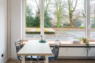 Deze instapklare, slim ingedeelde studio werd volledig vernieuwd in 2021 en bevindt zich in de rustige Zonnewijzerstraat, op wandelafstand van parken, winkels en openbaar vervoer.<br />De ligging is een grote troef: vlak bij het Harmoniepark, het Albertpark en het Groen Kwartier, én in de onmiddellijke omgeving van leuke hotspots zoals PAKT met zijn daktuinen, Fosbury & Sons, Stadsbrouwerij De Koninck en Yust.<br />Dankzij een uitstekende mobiscore (9,6) zijn alle dagelijkse voorzieningen, invalswegen en openbaar vervoer vlot bereikbaar en de tram en bus stopt praktisch voor de deur.<br />Deze studio bevindt zich op de 1ste verdieping aan de rustige achterzijde van het gebouw met lift, wat zorgt voor optimale privacy en rust. Grote ramen laten veel natuurlijk licht binnen en bieden een prachtig groen uitzicht.<br />Via de inkomhal, voorzien van een apart toilet, kom je in de lichtrijke leef- en slaapruimte. Het slaapgedeelte is slim ingedeeld en geniet van extra privacy. Aansluitend vind je een strakke, moderne keuken, volledig uitgerust met hedendaags comfort. Vanuit de leefruimte heb je toegang tot een klein balkon, ideaal om van de buitenlucht te genieten. Bovendien is er een extra berging aanwezig.<br />De moderne badkamer beschikt over een inloopdouche en lavabo.<br />Maandelijkse provisie: 100 euro, inclusief o.a. verwarming, water en andere gemeenschappelijke kosten. .<br />Onmiddellijk beschikbaar.<br />EPC: B-label.<br />Surf naar www.walls.be of bel ons op 03 233 33 00 voor meer info of een bezoek ter plaatse.