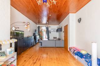 Plan uw bezoek in via de website makelaarshuys.be -> te koop<br /><br />Deze ruime woning is gelegen in een rustige straat in Sint-Amandsberg, op een perceel van 194 m², en beschikt over een bewoonbare oppervlakte van maar liefst 183 m².<br /><br />Bij het binnenkomen betreedt u de inkomhal, die toegang biedt tot de ruime en lichtrijke leefruimte. Aansluitend bevindt zich de open keuken met zicht op de tuin. Daarnaast is er een praktische wasruimte voorzien.<br /><br />Op de eerste verdieping bevinden zich twee slaapkamers en een ruime badkamer, uitgerust met een douche, ligbad, dubbele wastafel en toilet. De tweede verdieping biedt nog twee volwaardige slaapkamers.<br /><br />Verder beschikt de woning over een kelder en een zeer aangename, zonnige en oostgerichte tuin.<br /><br />De woning geniet van een uitstekende ligging in een rustige buurt, met supermarkten, het sport- en recreatiegebied Rozebroeken, parken en andere voorzieningen in de nabije omgeving.<br /><br />De woning is momenteel verhuurd en zal vrij zijn bij akte.