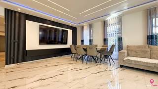 Bij ImmoFusion 7/7 “open huis”: klik op onze 3D-TOUR.<br />Ervaar vastgoed alsof je er zelf doorloopt!<br /><br />Ontdek deze indrukwekkende open bebouwing in de Tervantstraat 198 te Paal, een woning die in 2025 een volledige transformatie kreeg en vandaag bijna als nieuwbouw aanvoelt. Dankzij de ruime perceelgrootte van 913 m², de 18 meter straatbreedte, de moderne afwerking en maar liefst 5 slaapkamers, is dit een uitzonderlijke woonkans voor wie houdt van ruimte, comfort én stijl.<br /><br />Je woont hier in een rustige omgeving met weinig verkeer, maar geniet toch van een zeer vlotte verbinding met de autosnelweg en alle dagelijkse voorzieningen. De perfecte combinatie tussen rust en bereikbaarheid!<br /><br />Via de ruime inkomhal word je meteen verwelkomd door de openheid van de woning. Rechts vind je de trap naar boven, terwijl links de eerste leefruimte en aansluitende eetruimte zich aanbieden. Grote raampartijen zorgen voor een natuurlijke en aangename lichtinval.<br /><br />Pluspunten<br />- Volledig vernieuwd in 2025 — quasi nieuwbouw<br />- 5 slaapkamers<br />- 2 moderne badkamers met inloopdouche<br />- 2 leefruimtes + 2 eetruimtes<br />- Enorme open keuken met eiland<br />- 913 m² perceel – volledig omheind en aangelegd<br />- Overdekt terras / carport<br />- PVC driedubbel glas<br />- Zonnepanelen<br />- Energiezuinig label B<br />- Rustige ligging met snelle verbinding naar autosnelweg<br /><br />Maatregelen opgenomen in het Maatregelenregister: nee<br /><br />Voor een bezichtiging ter plaatse of meer info, bel ons op 078/78.78.70, of kom gewoon binnen op ons kantoor – steeds welkom!